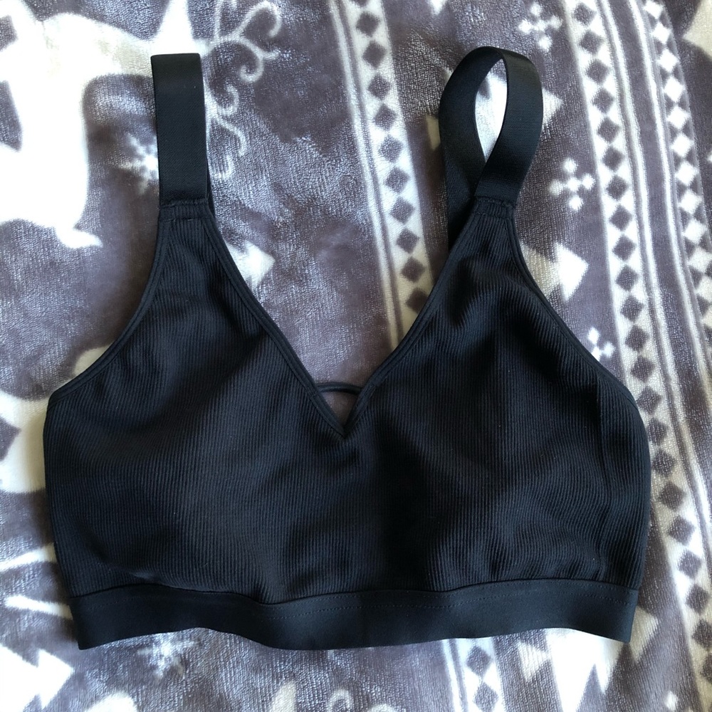 LIVELY SEAMLESS BUSTY BRALETTE IN JET BLACK